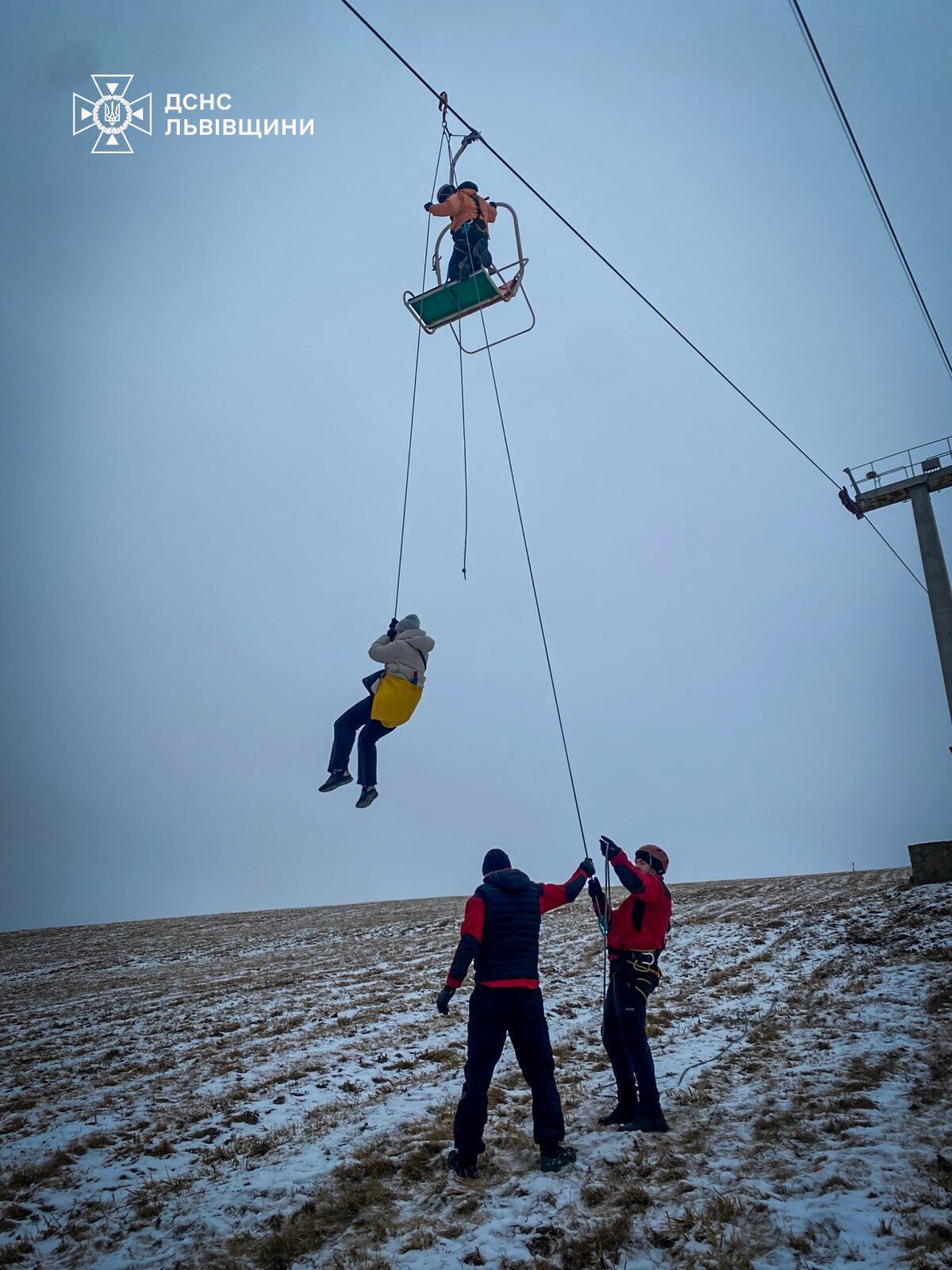 На горе Захар Беркут остановился кресельный подъемник с десятками людей: на место вызвали спасателей. Фото