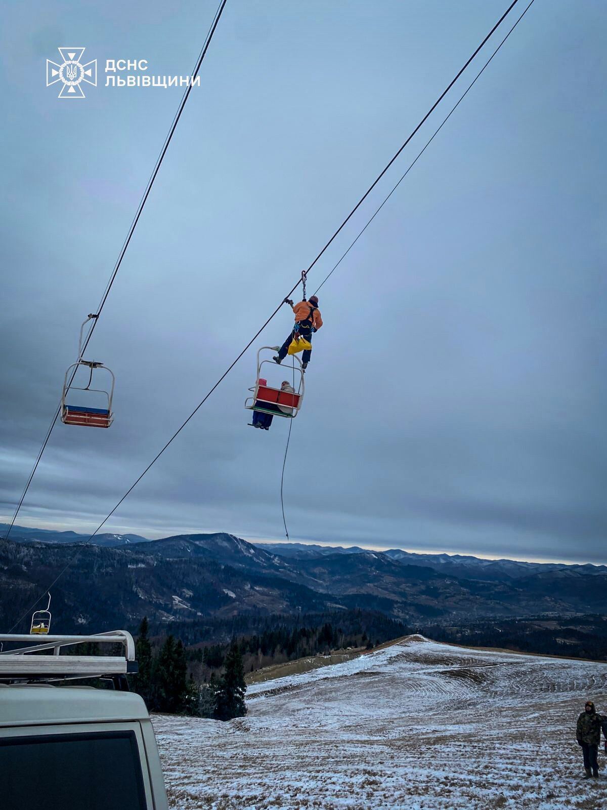 На горе Захар Беркут остановился кресельный подъемник с десятками людей: на место вызвали спасателей. Фото