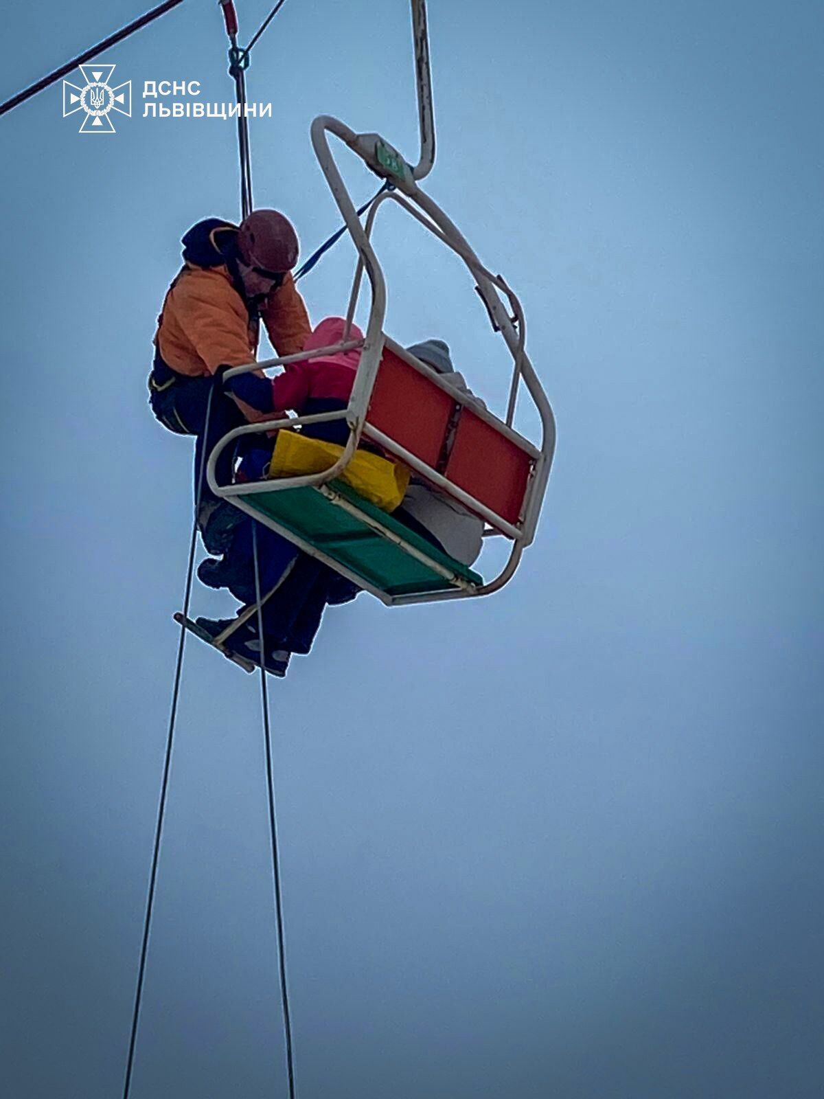 На горе Захар Беркут остановился кресельный подъемник с десятками людей: на место вызвали спасателей. Фото