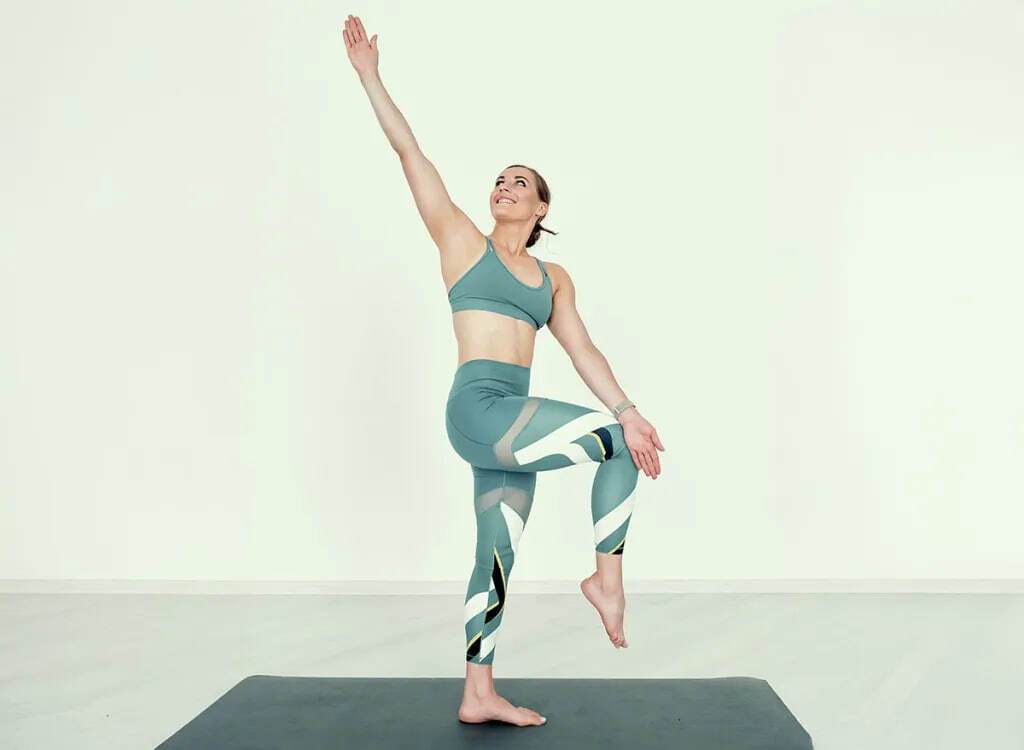 5 упражнений стоя, которые укрепляют поясницу и облегчают боль после 50 лет