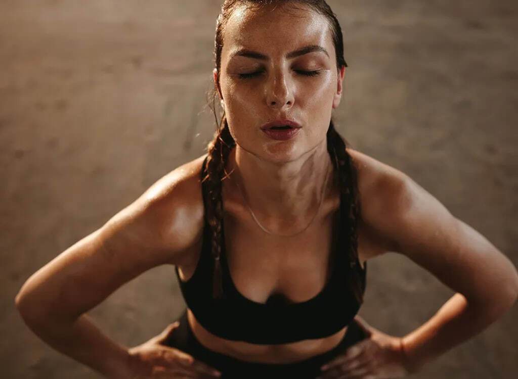 5 упражнений стоя, которые укрепляют поясницу и облегчают боль после 50 лет