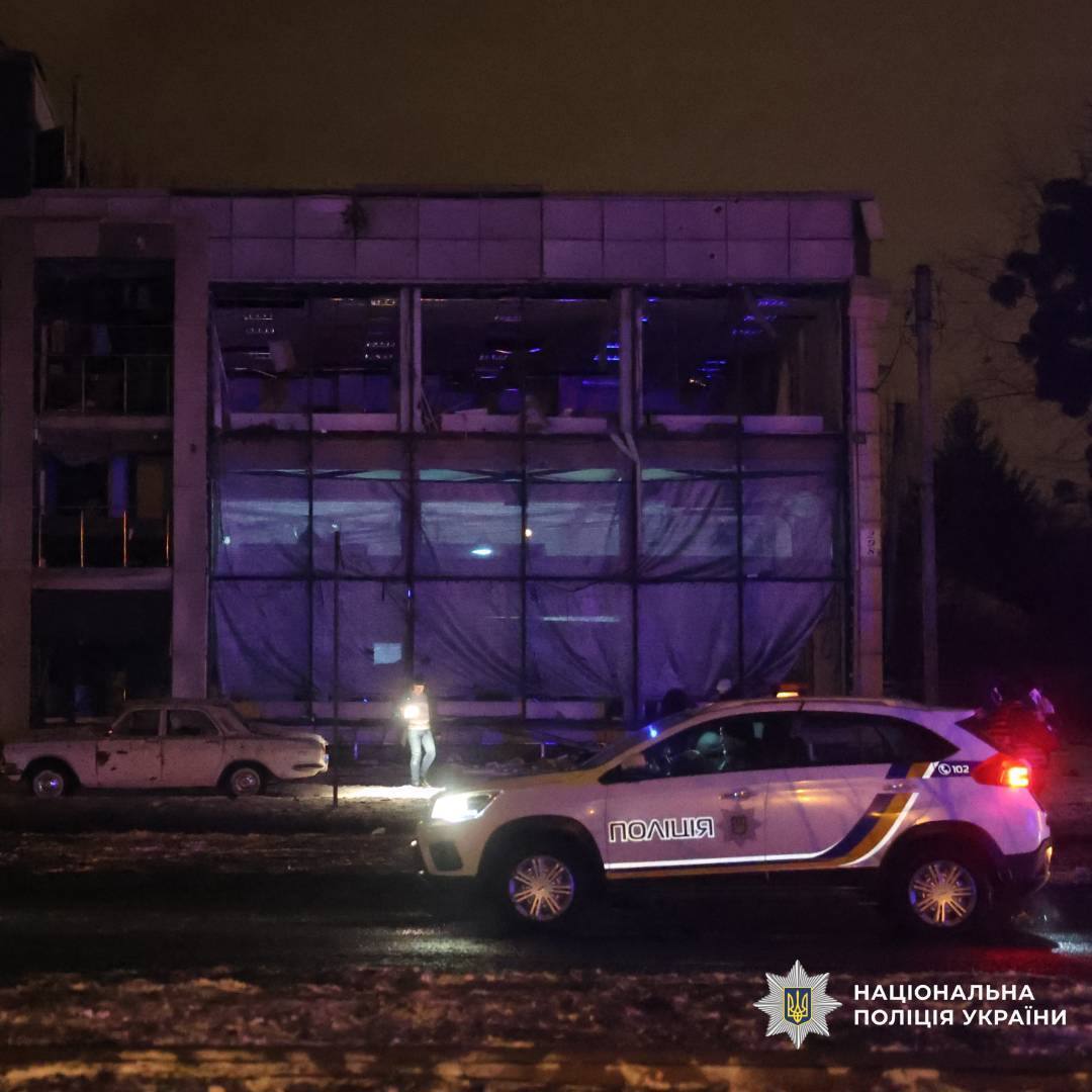 Россия атаковала Харьков КАБами: горят автомобили, есть погибшие и пострадавшие