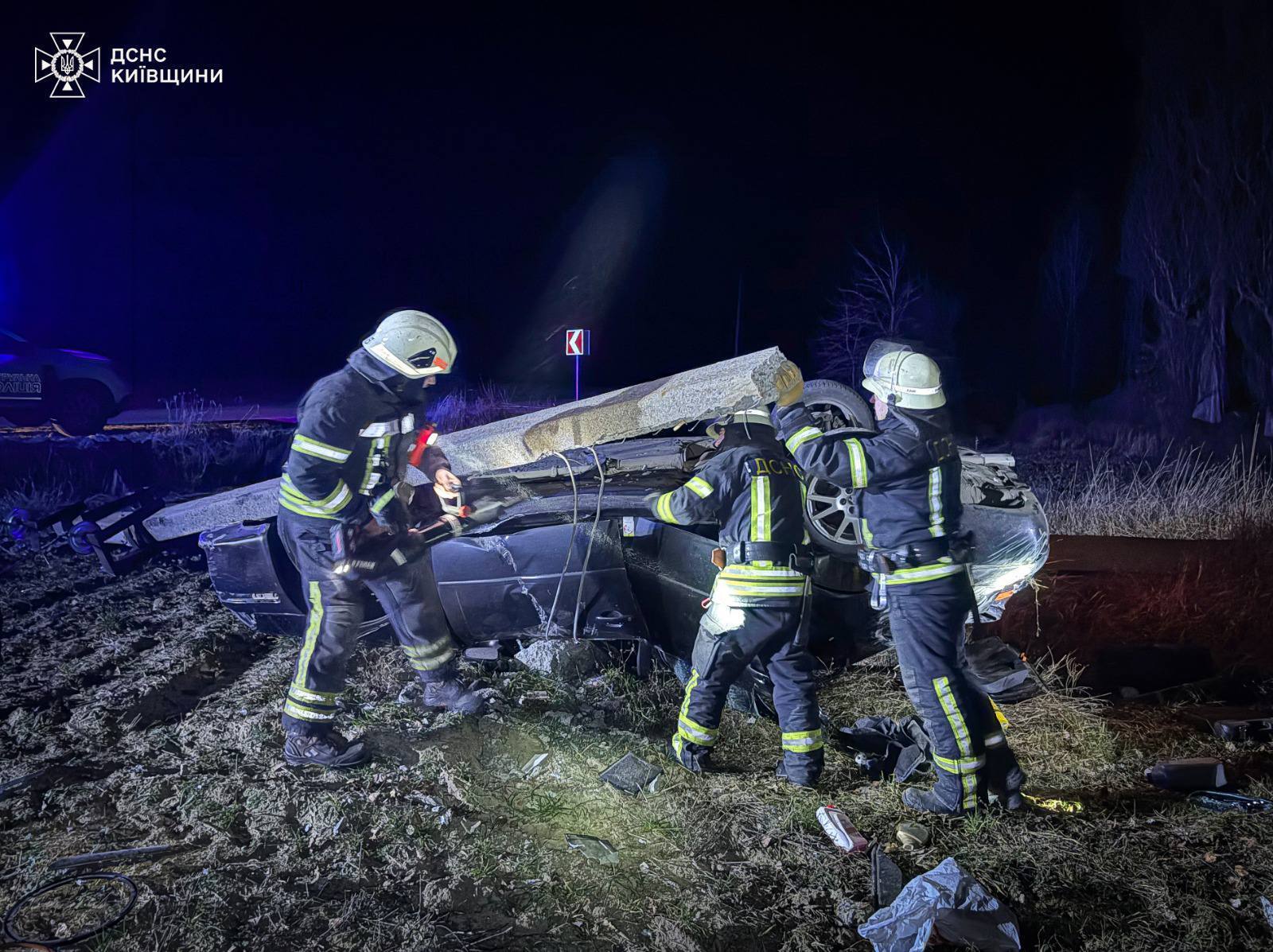 На Киевщине на легковушку после ДТП упала электроопора: есть погибший и пострадавшие. Фото