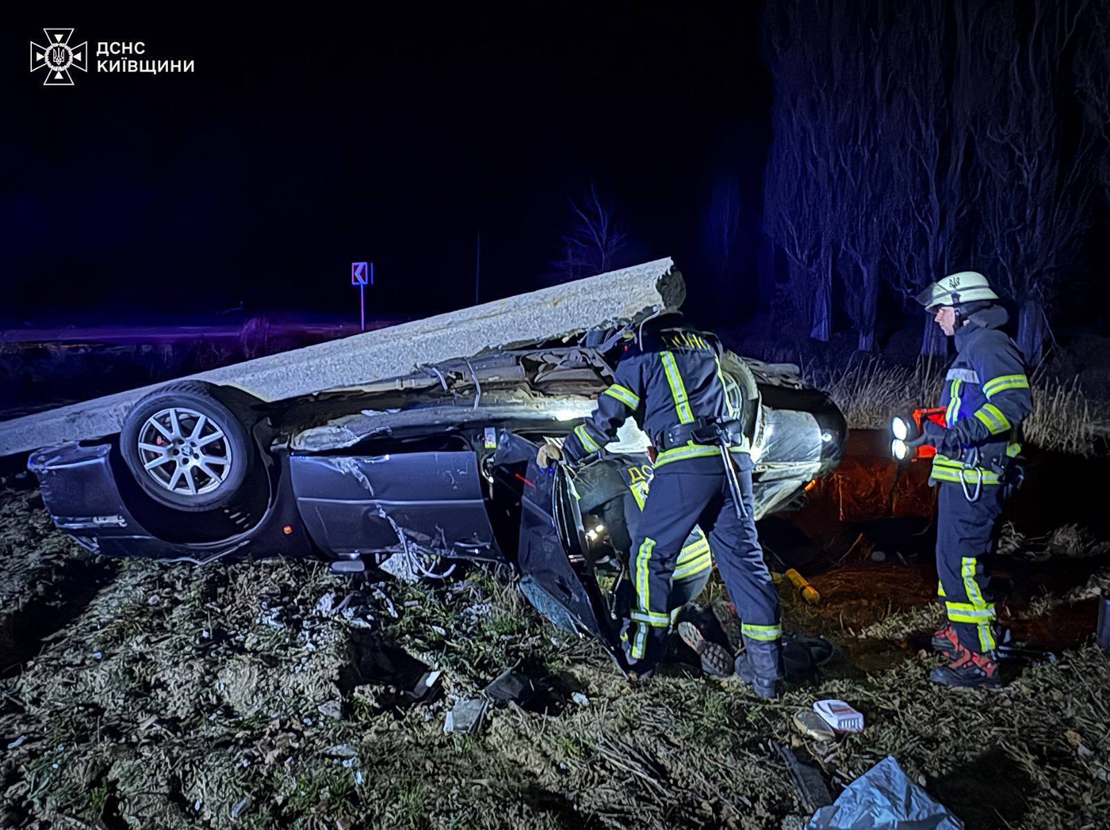 На Киевщине на легковушку после ДТП упала электроопора: есть погибший и пострадавшие. Фото