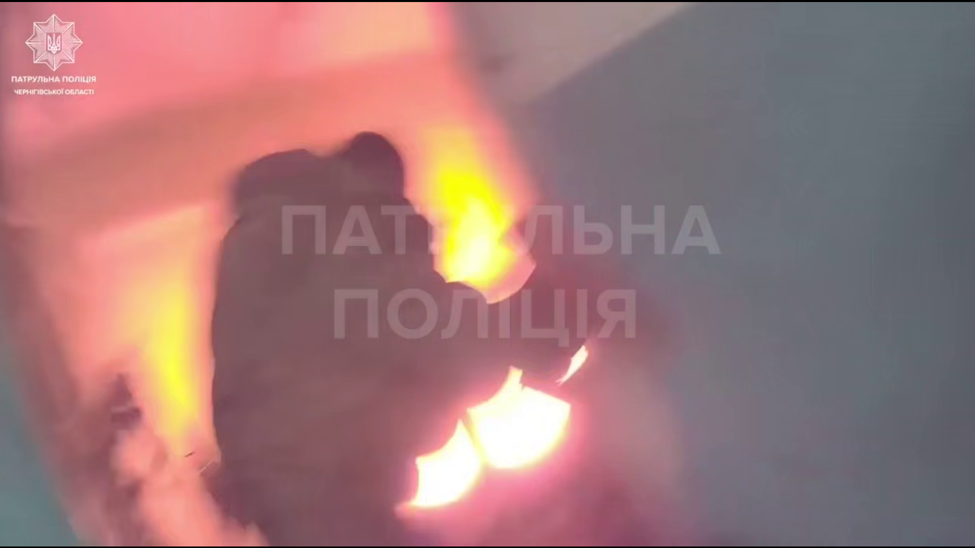 Первые минуты – самые сложные: в полиции показали кадры с бодикамер патрульных Чернигова сразу после обстрела. Фото и видео