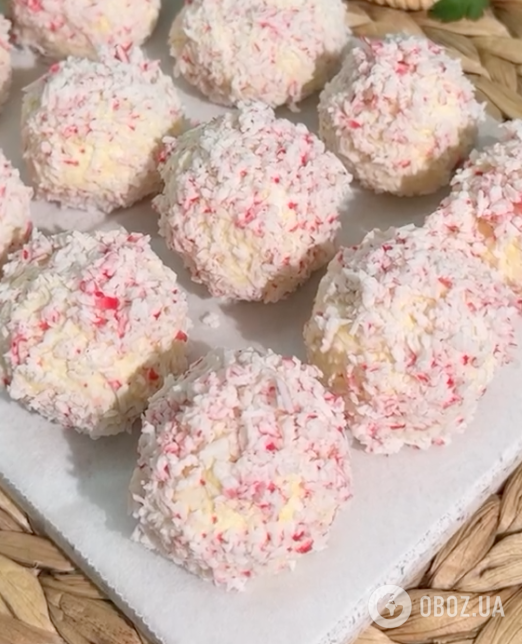 Вкусная закуска из крабовых палочек "Рафаэлло" за 10 минут: самый простой рецепт