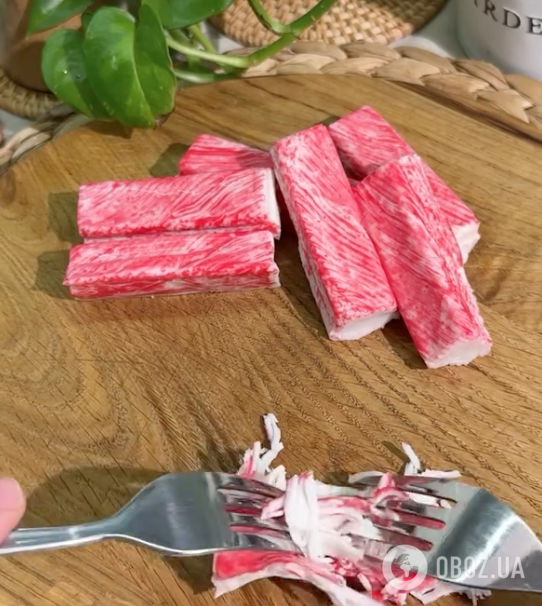 Вкусная закуска из крабовых палочек "Рафаэлло" за 10 минут: самый простой рецепт