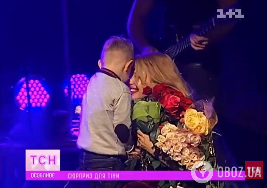 Історія повторилася: 17-річний син Тіни Кароль під час концерту зробив мамі сюрприз, відтворивши зворушливу сцену з минулого