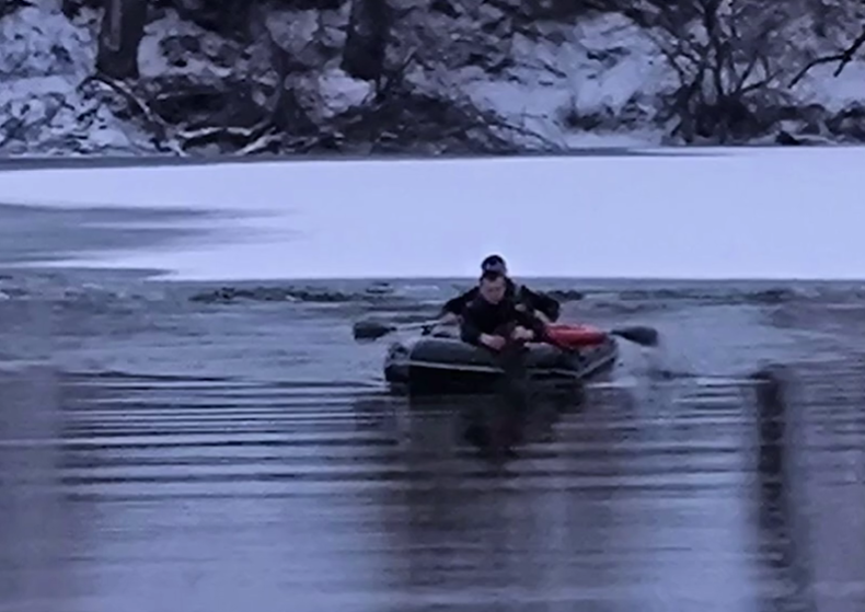 Рятувати кинулися перехожі: на Полтавщині двоє дітей провалися під лід. Фото