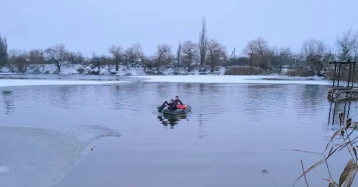 Рятувати кинулися перехожі: на Полтавщині двоє дітей провалися під лід. Фото