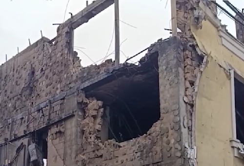 "Двигун від дрона в дитячій кімнаті": чоловік розповів про пряме влучання в будинок у Києві. Відео