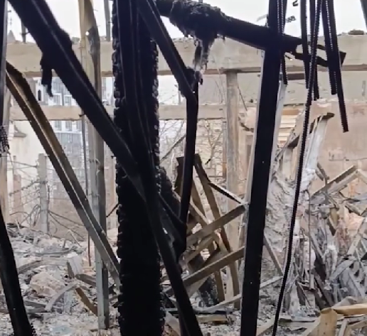 "Двигун від дрона в дитячій кімнаті": чоловік розповів про пряме влучання в будинок у Києві. Відео