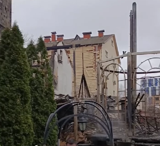 "Двигун від дрона в дитячій кімнаті": чоловік розповів про пряме влучання в будинок у Києві. Відео