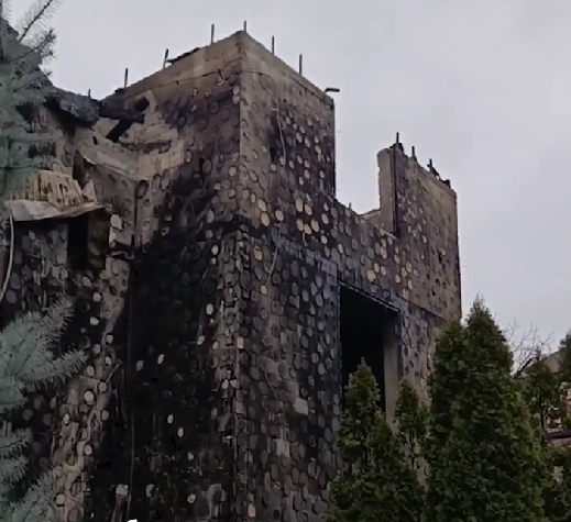 "Двигун від дрона в дитячій кімнаті": чоловік розповів про пряме влучання в будинок у Києві. Відео