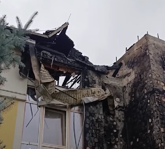 "Двигун від дрона в дитячій кімнаті": чоловік розповів про пряме влучання в будинок у Києві. Відео