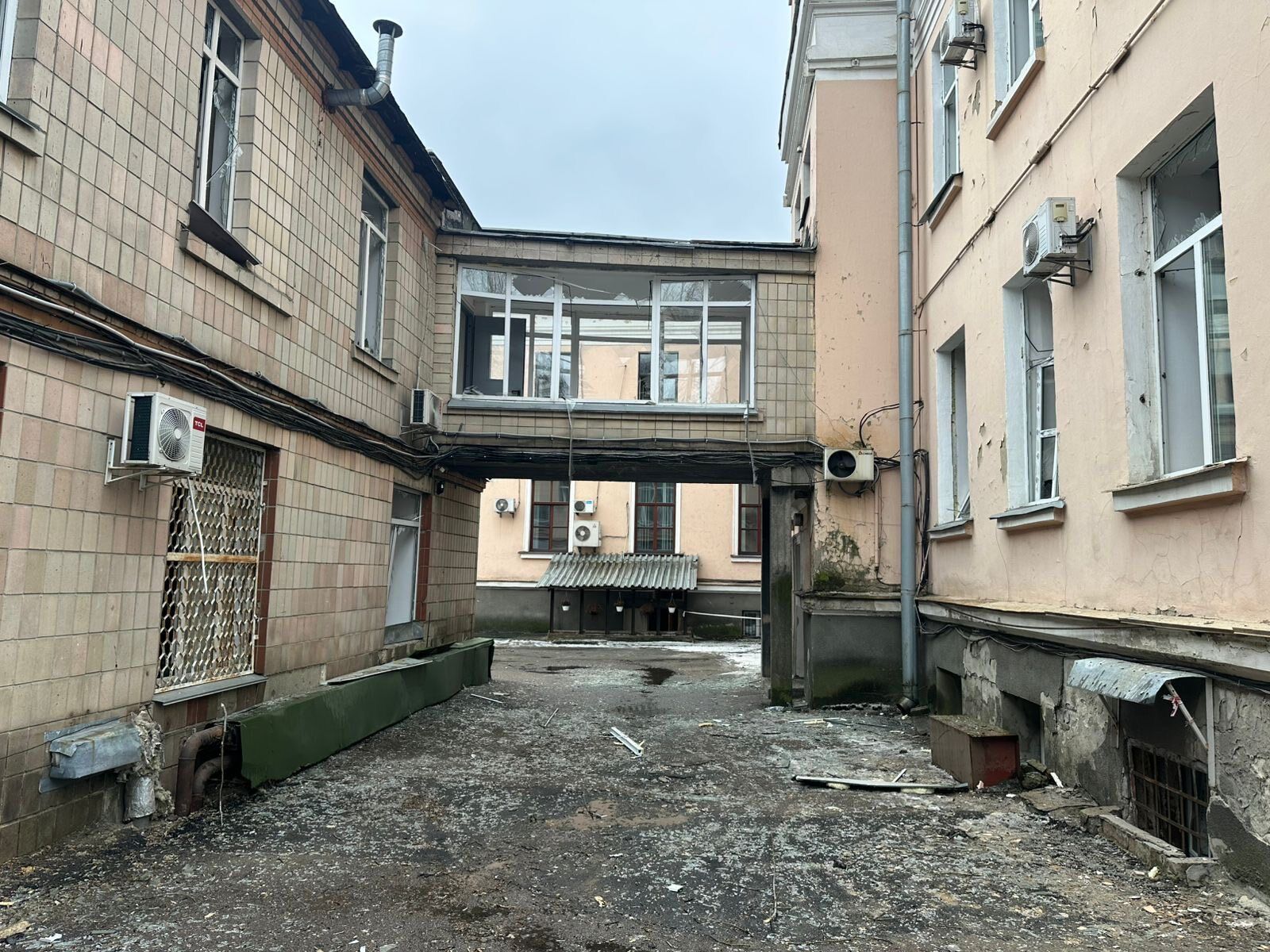 В Киеве в результате обстрела РФ повреждено одно из админзданий Министерства образования и науки. Подробности и фото