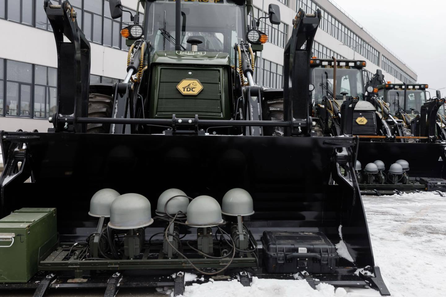 Порошенко передав ЗСУ п’ять екскаваторів для будівництва укріплень та контейнерні ремонтні комплекси