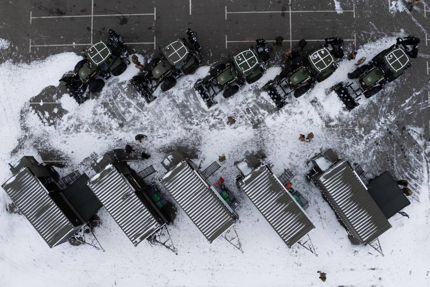 Порошенко передав ЗСУ п’ять екскаваторів для будівництва укріплень та контейнерні ремонтні комплекси