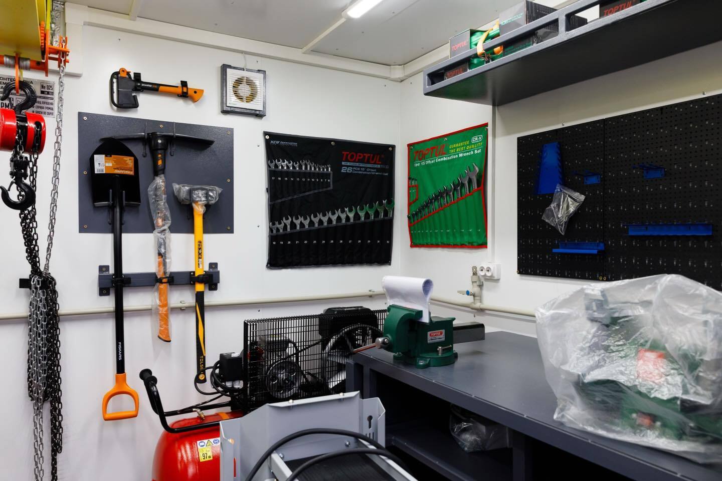 Порошенко передав ЗСУ п’ять екскаваторів для будівництва укріплень та контейнерні ремонтні комплекси