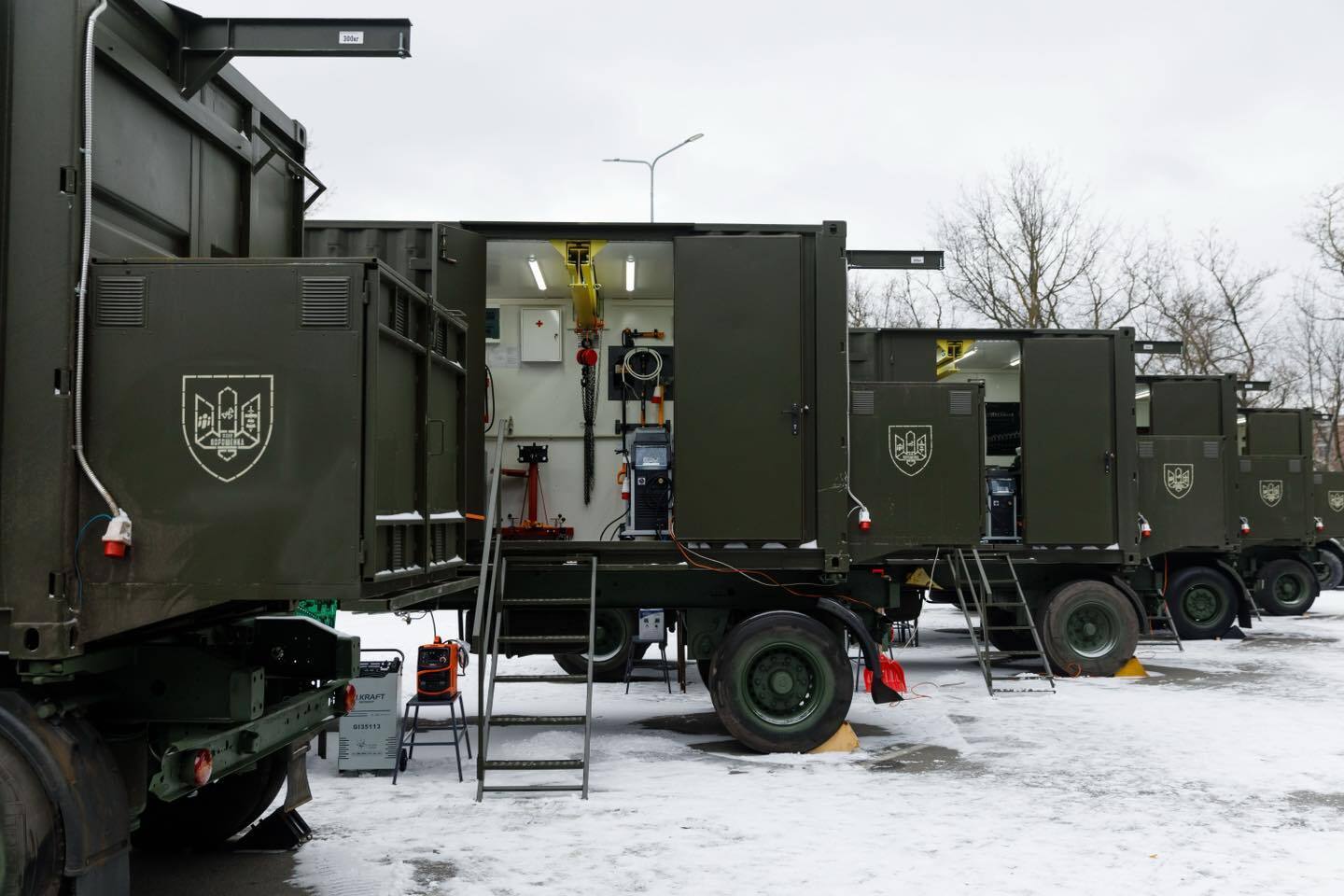 Порошенко передав ЗСУ п’ять екскаваторів для будівництва укріплень та контейнерні ремонтні комплекси