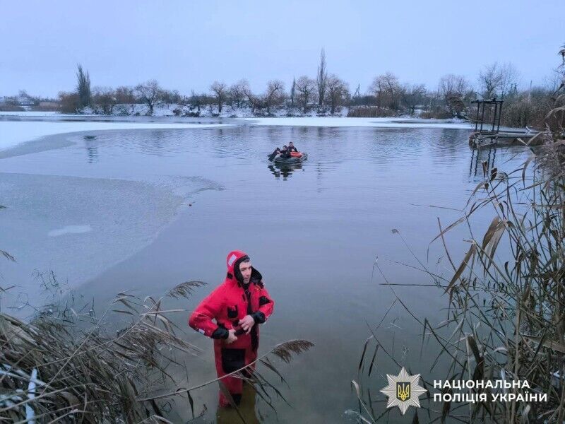 Рятувати кинулися перехожі: на Полтавщині двоє дітей провалися під лід. Фото