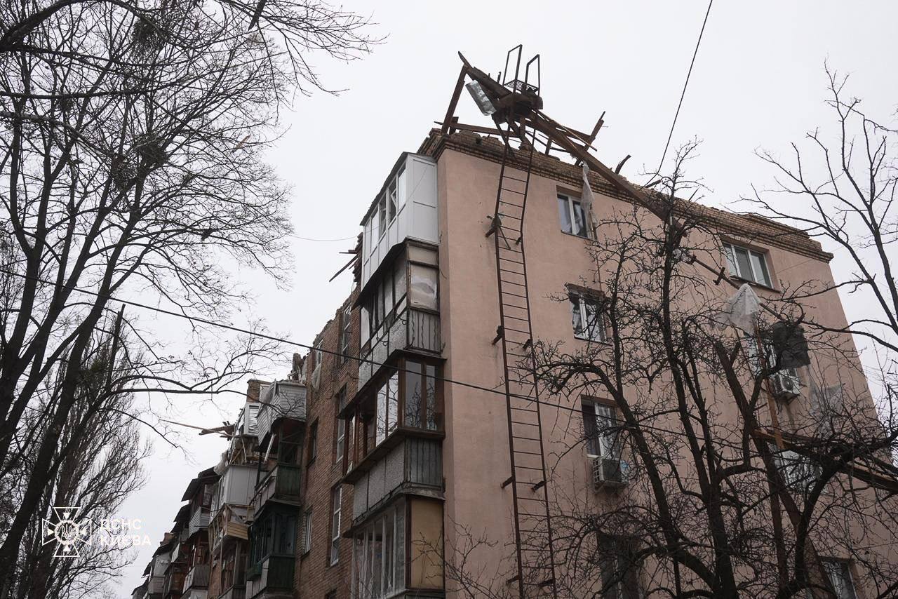 Є загиблі, десятки поранених: у МВС розповіли подробиці про наслідки російської атаки по Києву та області. Фото та відео