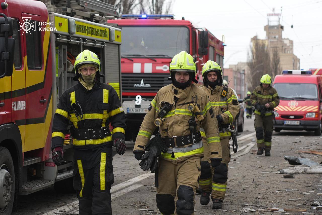 Є загиблі, десятки поранених: у МВС розповіли подробиці про наслідки російської атаки по Києву та області. Фото та відео