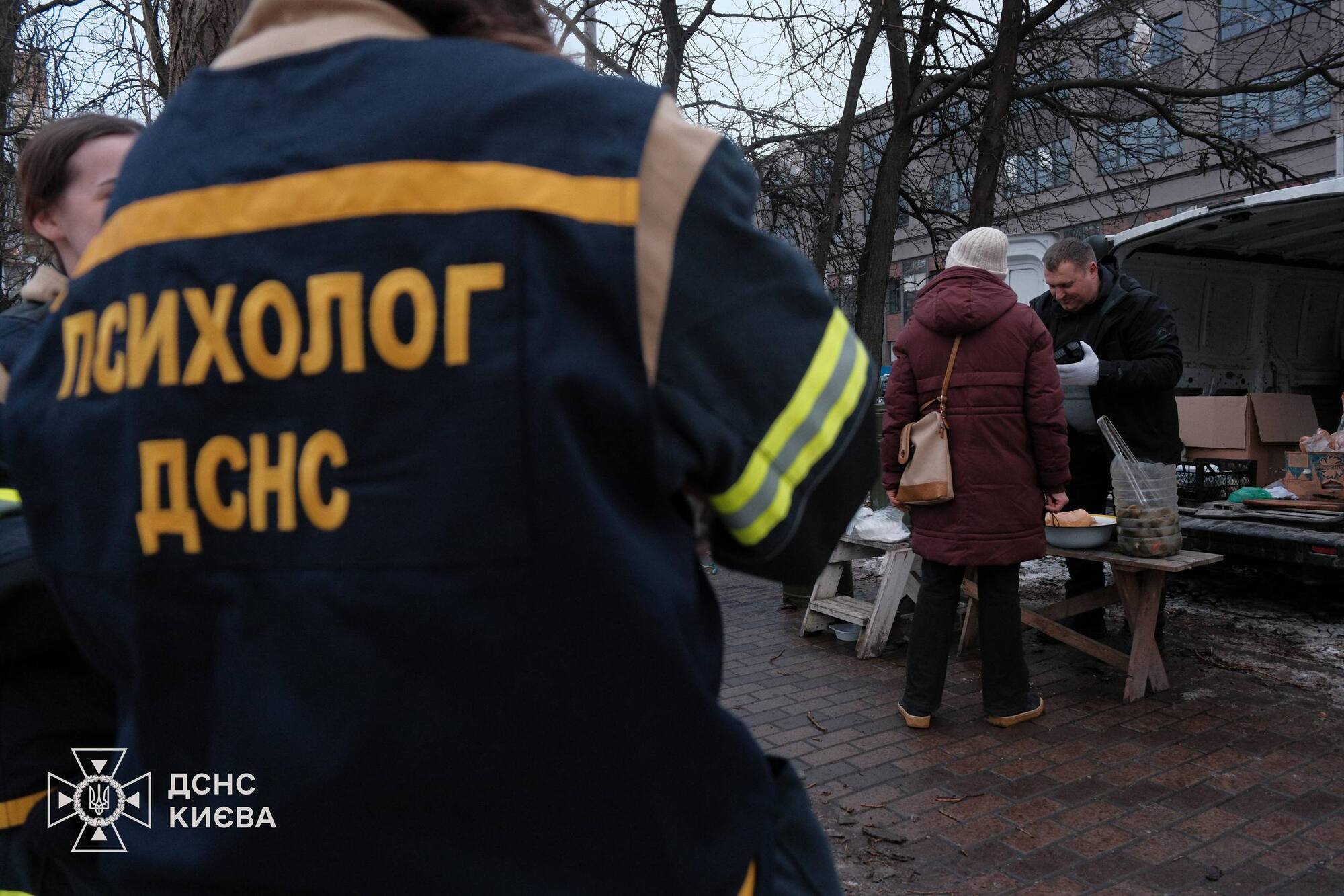Є загиблі, десятки поранених: у МВС розповіли подробиці про наслідки російської атаки по Києву та області. Фото та відео