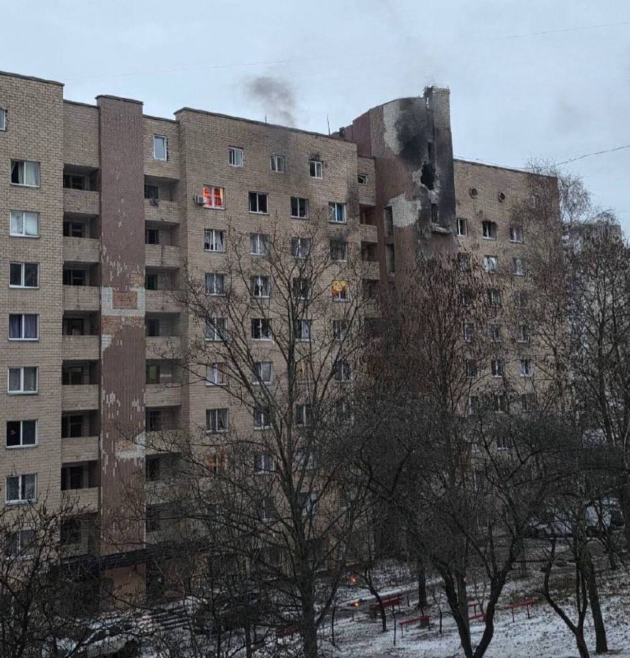 "Росія хоче, щоб ми втратили світло і тепло": внаслідок атаки по Києву загинули дві людини, багато постраждалих, серед них – діти. Фото