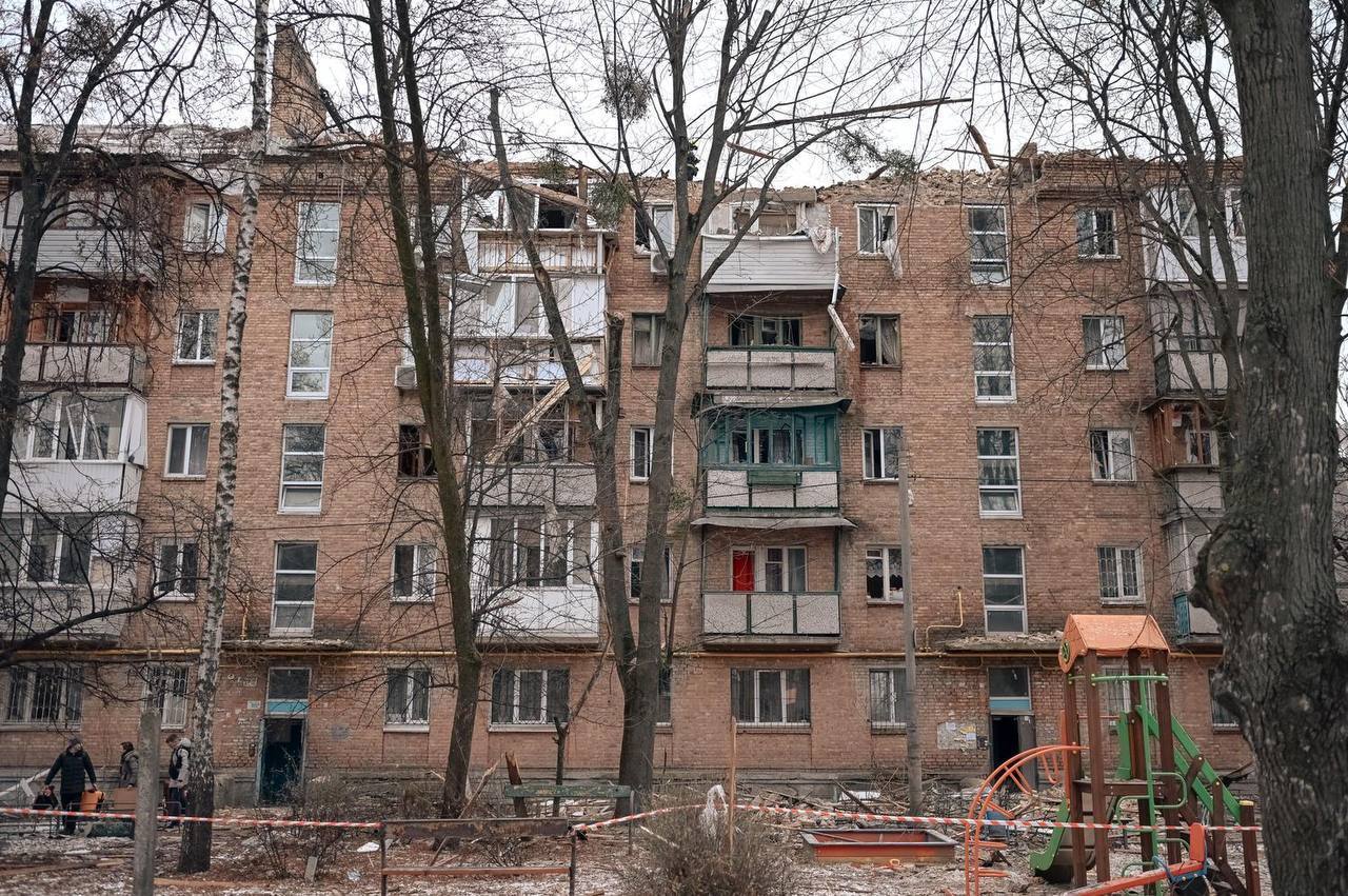 "Росія хоче, щоб ми втратили світло і тепло": внаслідок атаки по Києву загинули дві людини, багато постраждалих, серед них – діти. Фото