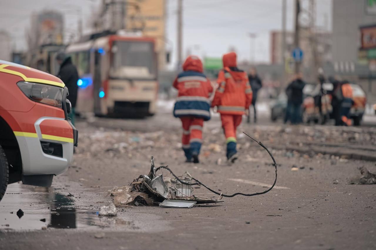 "Росія хоче, щоб ми втратили світло і тепло": внаслідок атаки по Києву загинули дві людини, багато постраждалих, серед них – діти. Фото