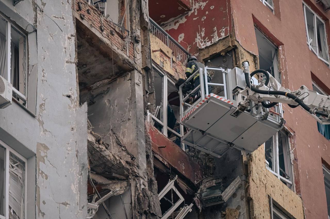 "Росія хоче, щоб ми втратили світло і тепло": внаслідок атаки по Києву загинули дві людини, багато постраждалих, серед них – діти. Фото