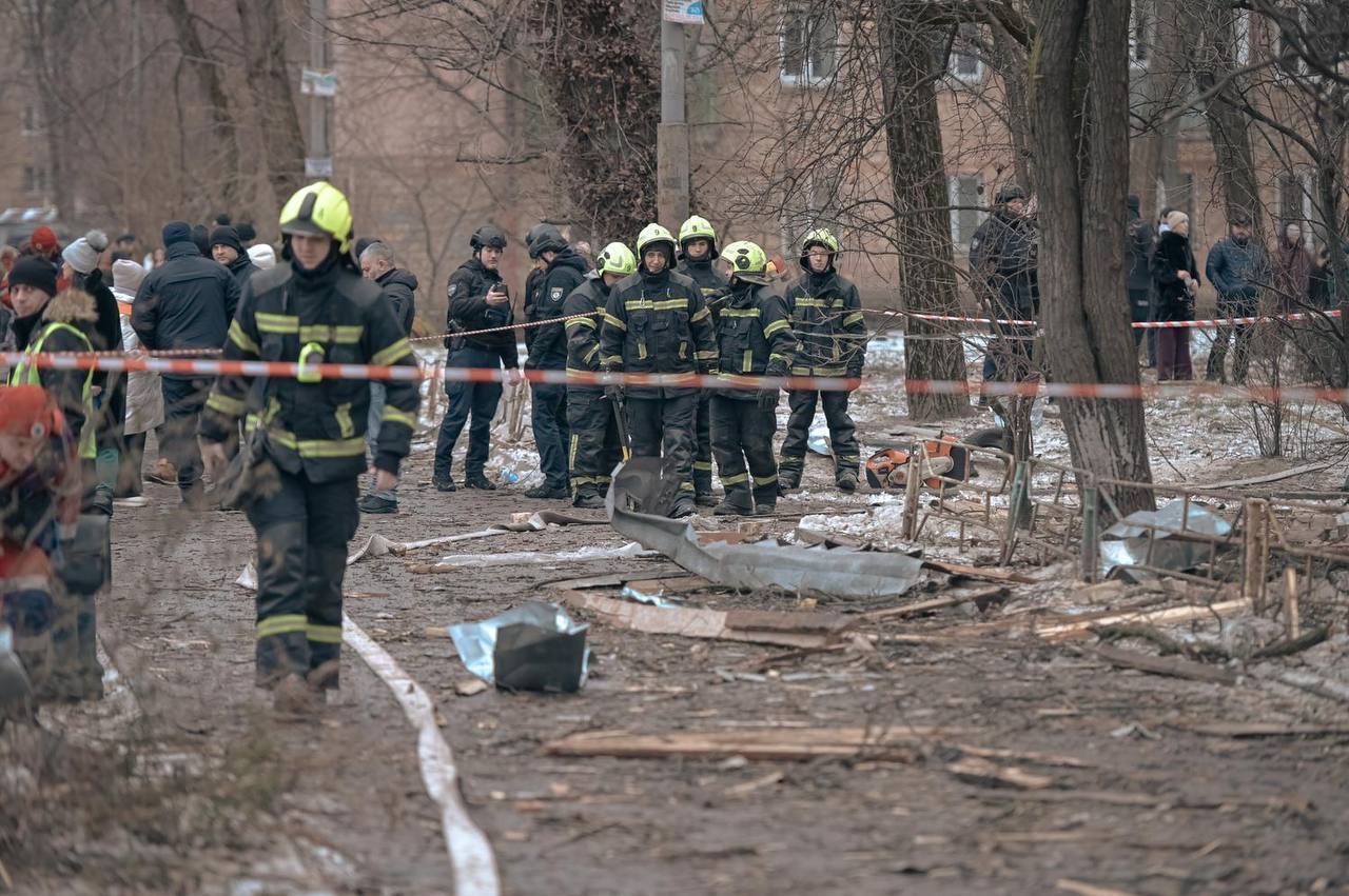 "Росія хоче, щоб ми втратили світло і тепло": внаслідок атаки по Києву загинули дві людини, багато постраждалих, серед них – діти. Фото