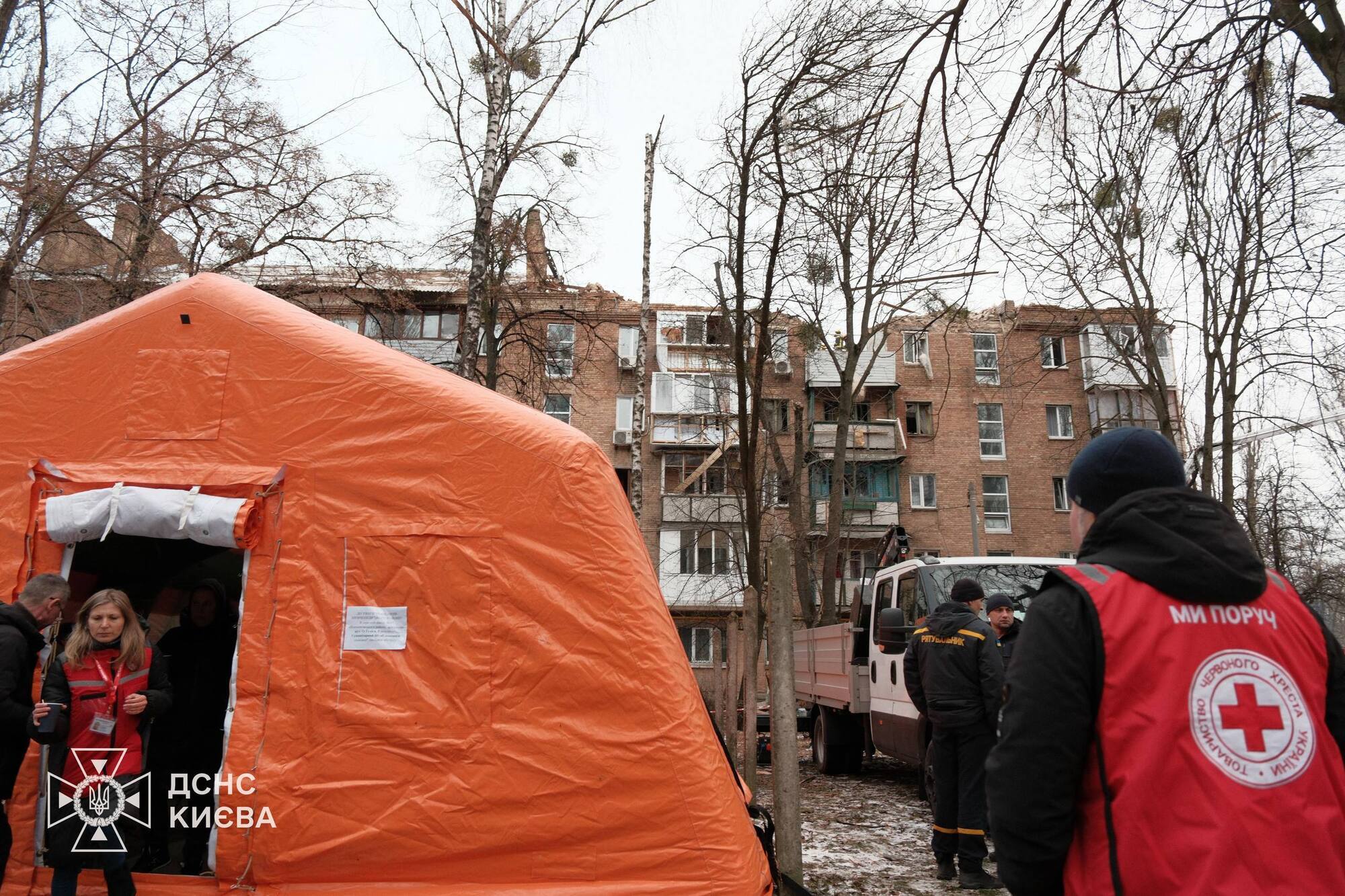 "Росія хоче, щоб ми втратили світло і тепло": внаслідок атаки по Києву загинули дві людини, багато постраждалих, серед них – діти. Фото