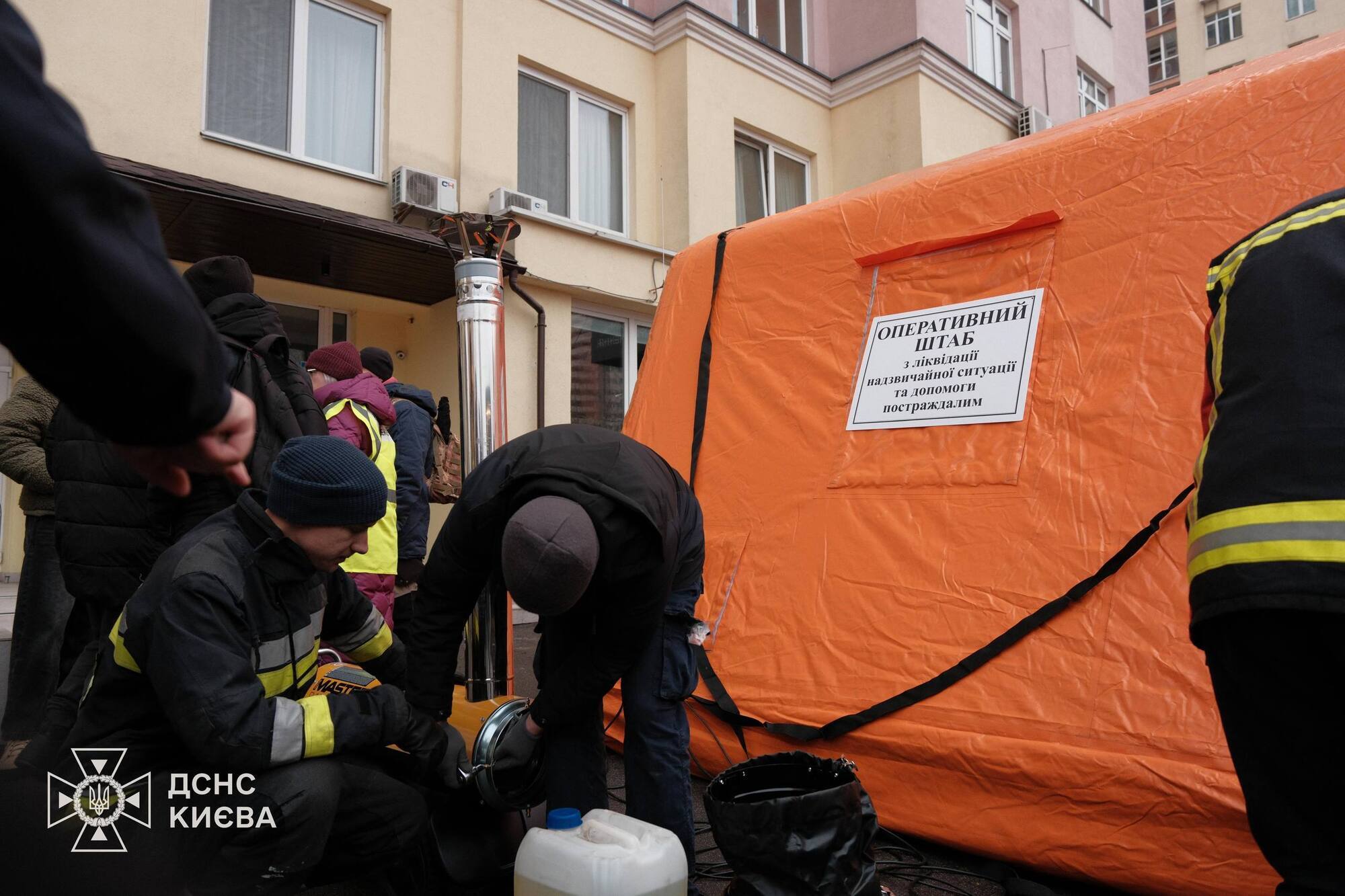 "Росія хоче, щоб ми втратили світло і тепло": внаслідок атаки по Києву загинули дві людини, багато постраждалих, серед них – діти. Фото