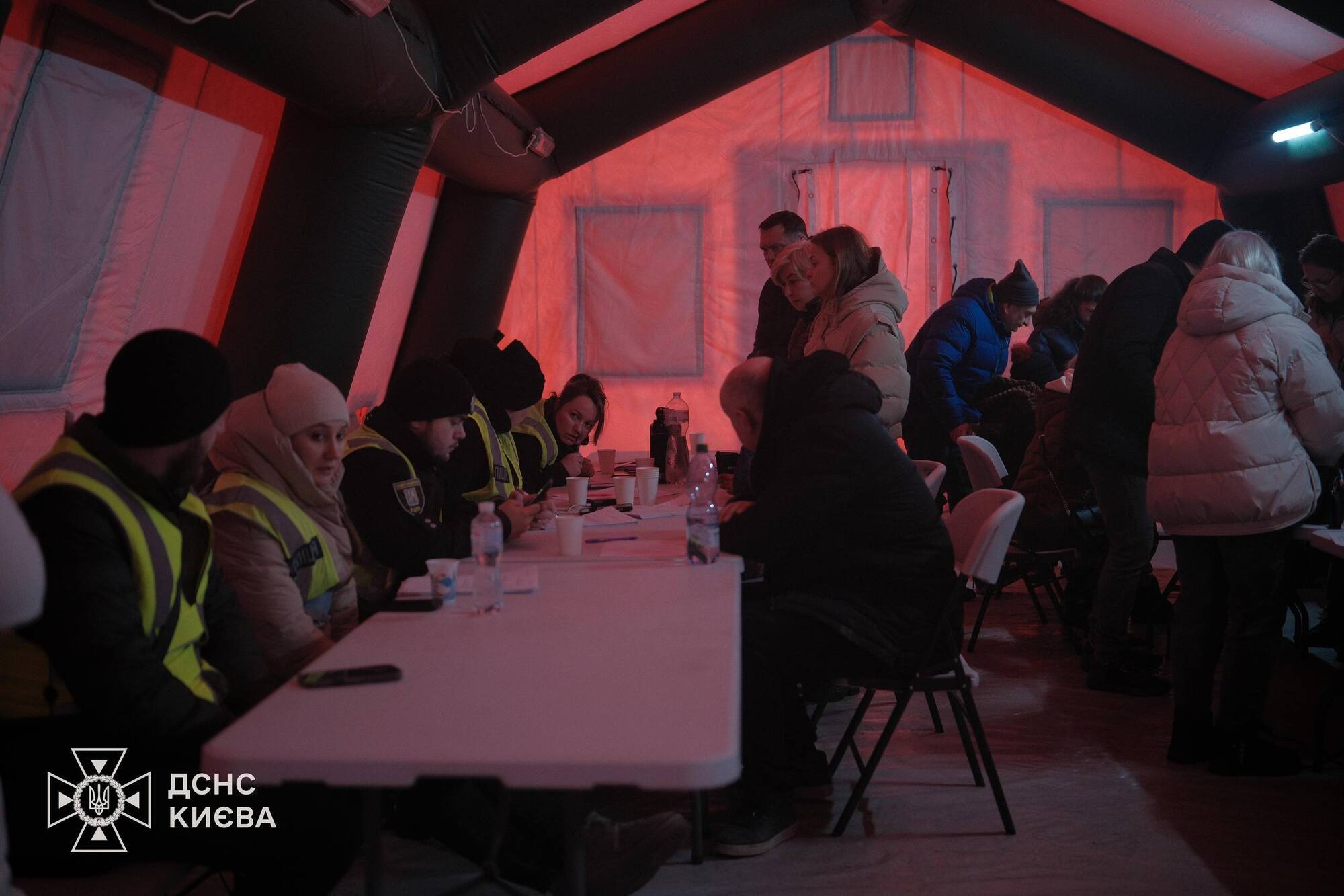 "Росія хоче, щоб ми втратили світло і тепло": внаслідок атаки по Києву загинули дві людини, багато постраждалих, серед них – діти. Фото