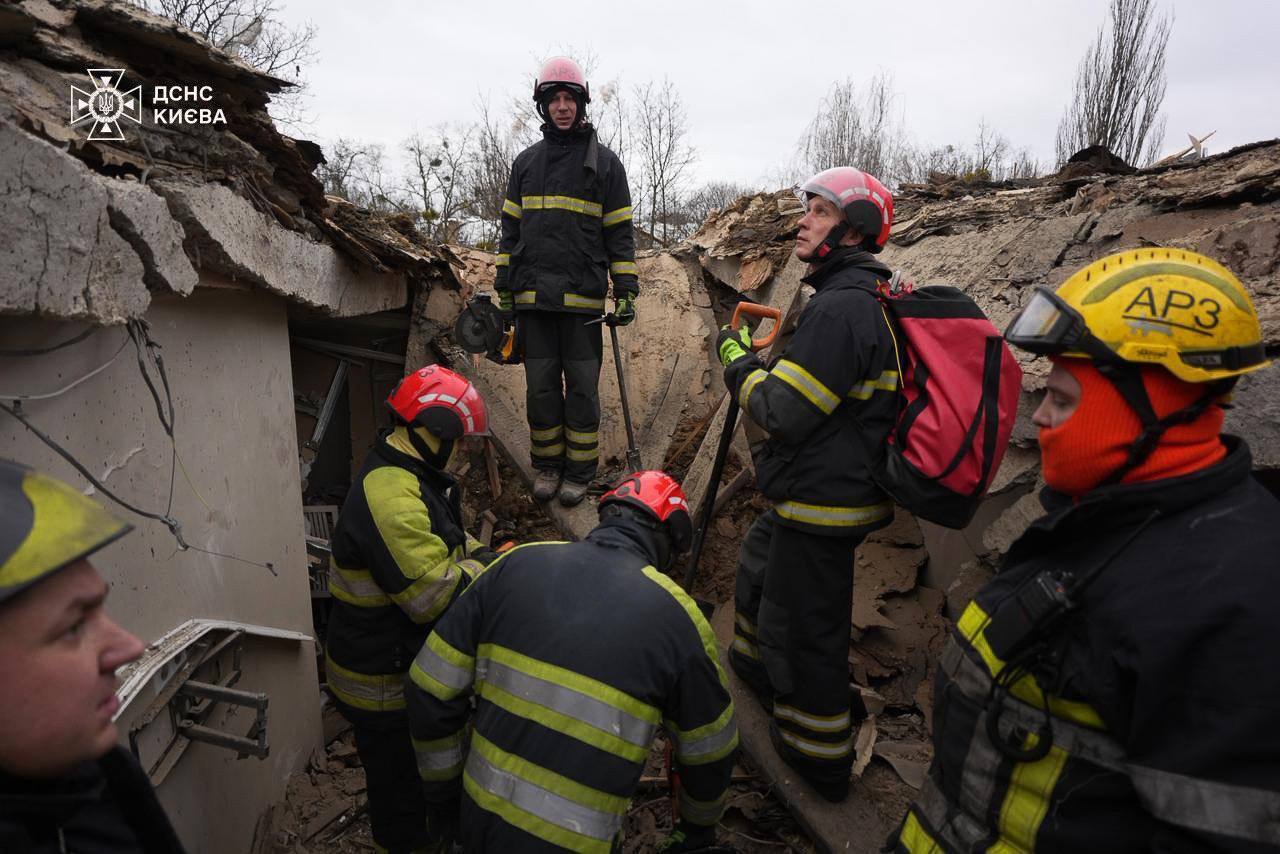 Є загиблі, десятки поранених: у МВС розповіли подробиці про наслідки російської атаки по Києву та області. Фото та відео