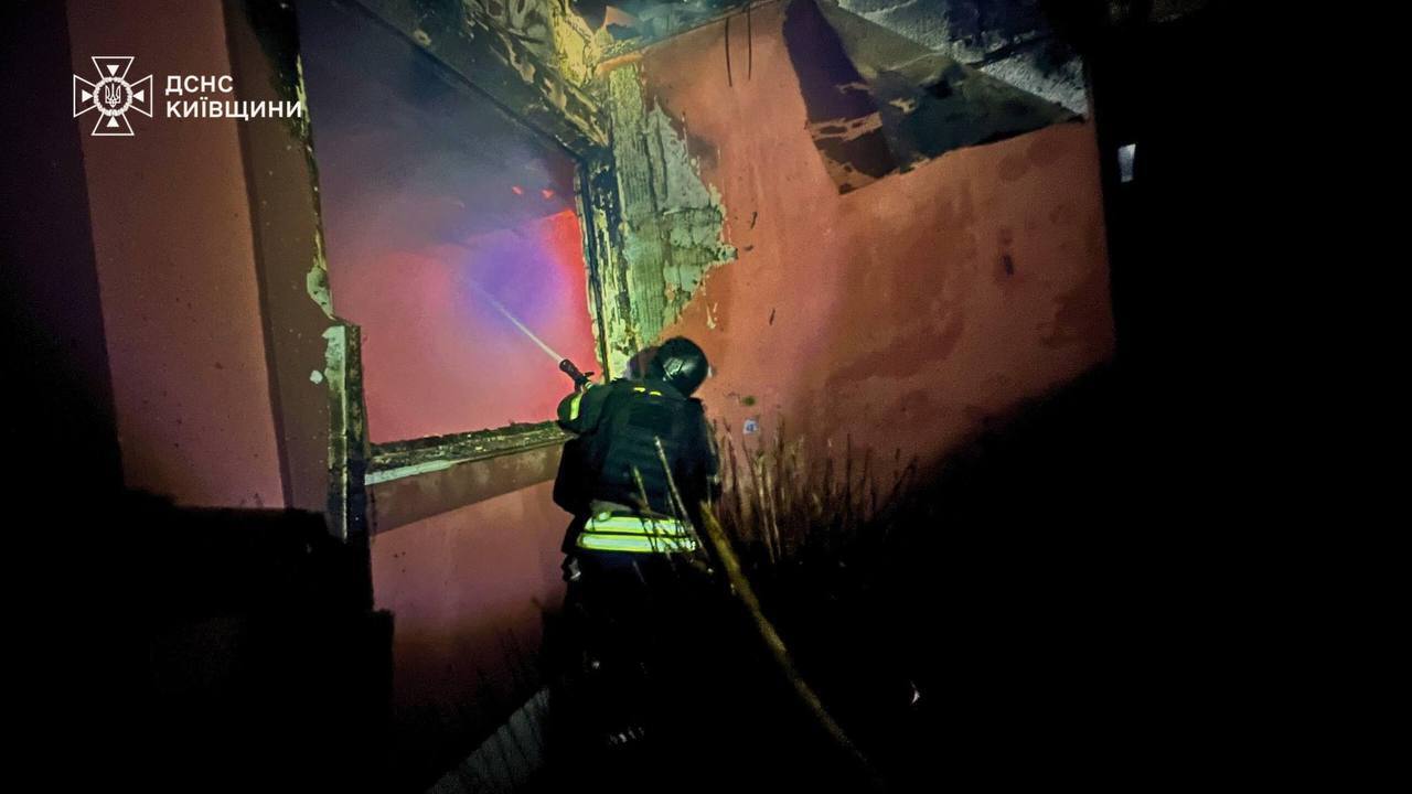 Одного з постраждалих дістали з-під завалів: у ДСНС показали наслідки атаки РФ на Київщину. Фото та відео