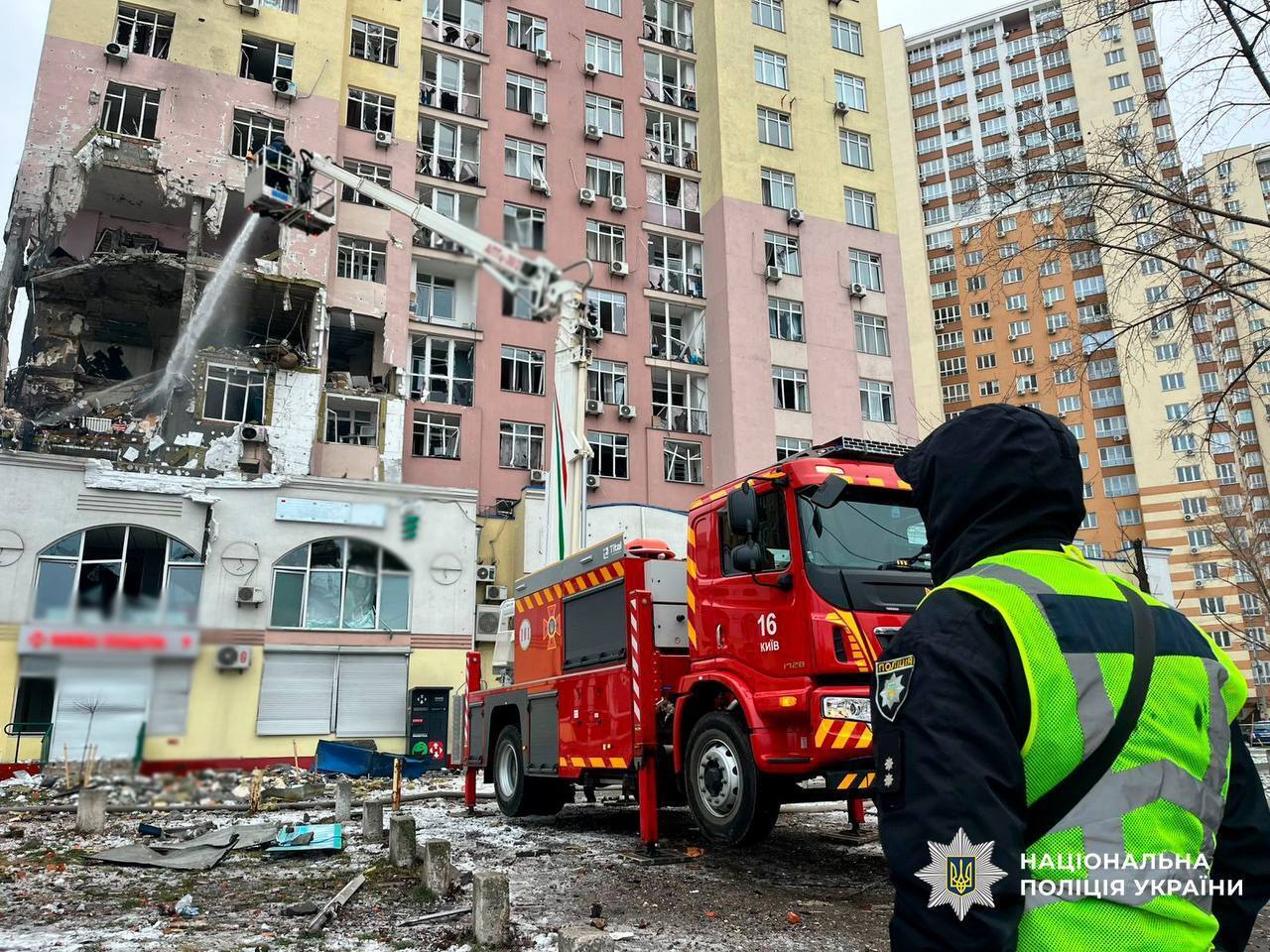 Повреждены здания в семи районах Киева, есть пострадавшие: Кличко рассказал о последствиях атаки РФ. Фото и видео