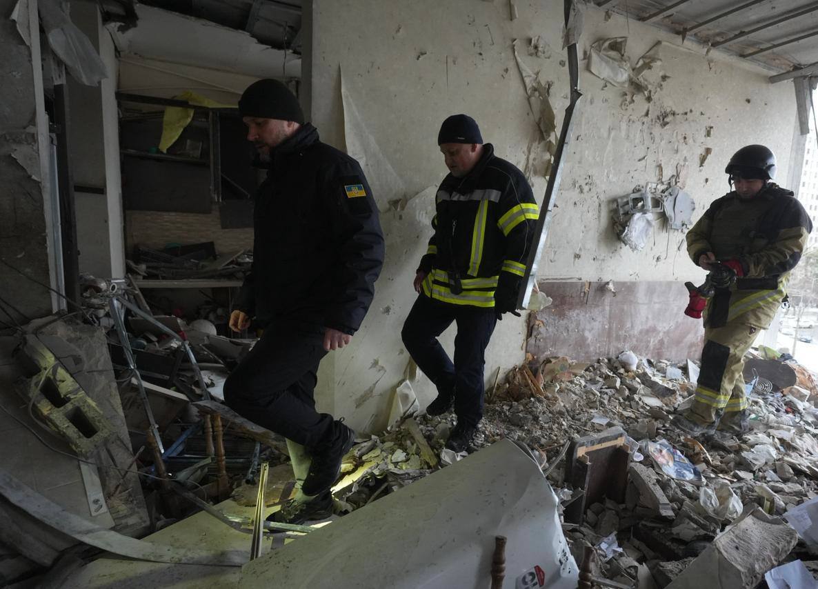 Є загиблі, десятки поранених: у МВС розповіли про наслідки російської атаки по Києву та області. Фото