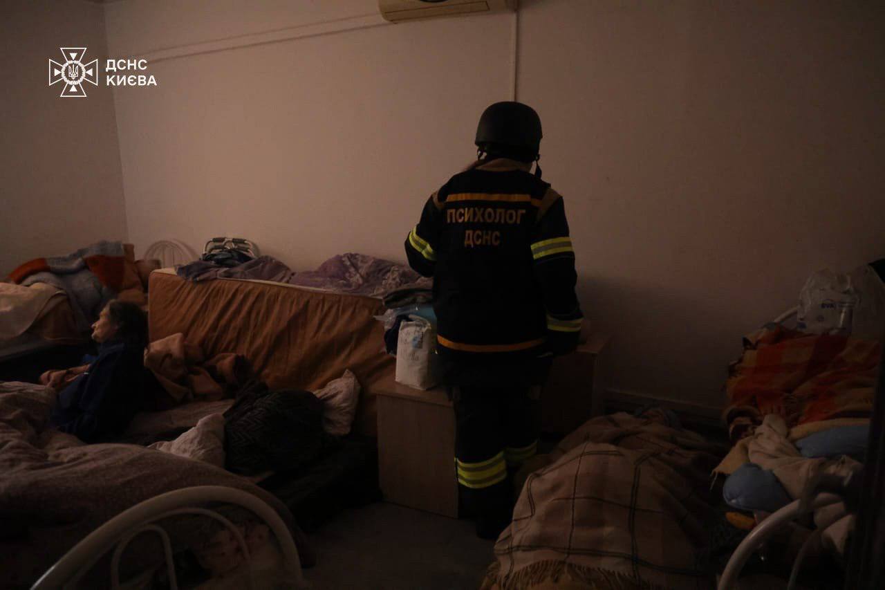 Є загиблі, десятки поранених: у МВС розповіли подробиці про наслідки російської атаки по Києву та області. Фото та відео