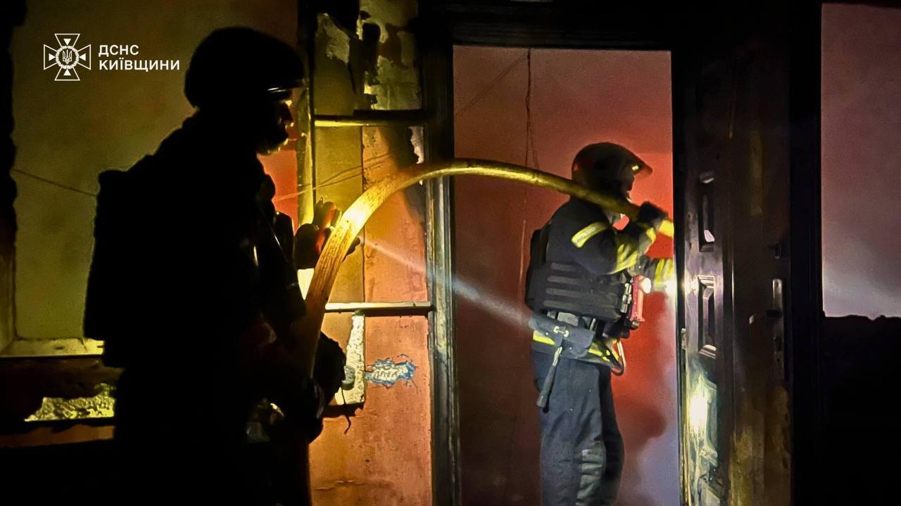 Одного з постраждалих дістали з-під завалів: у ДСНС показали наслідки атаки РФ на Київщину. Фото та відео