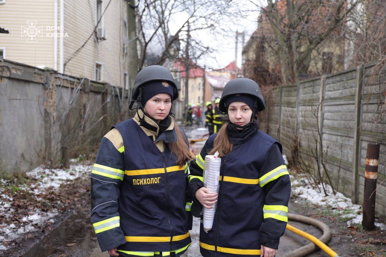 Є загиблі, десятки поранених: у МВС розповіли подробиці про наслідки російської атаки по Києву та області. Фото та відео