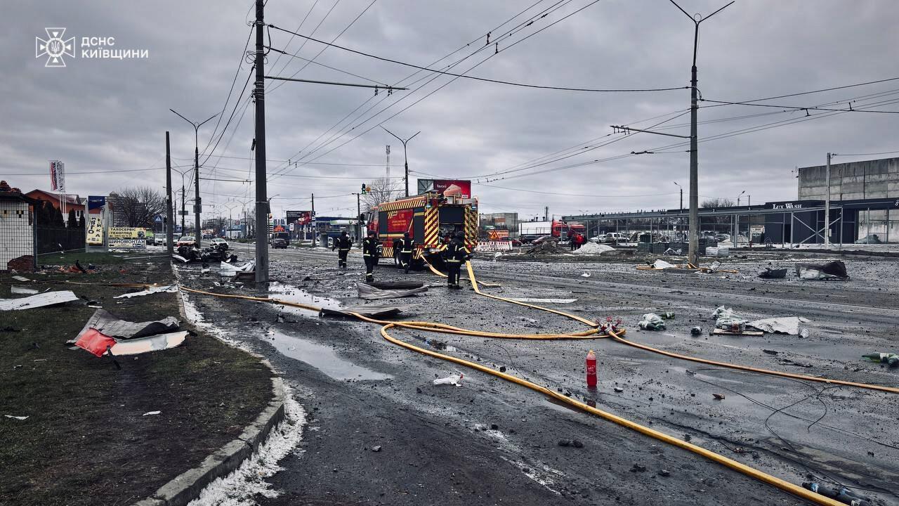 На Київщині Росія вбила жінку, 14 постраждалих: є пошкодження. Фото та відео