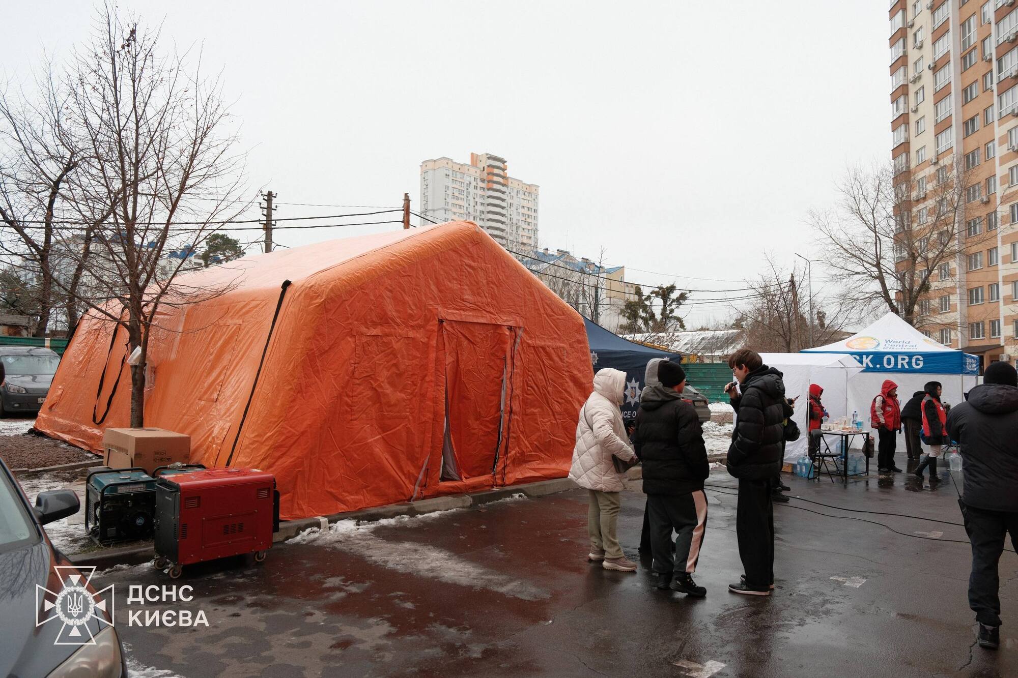 Є загиблі, десятки поранених: у МВС розповіли подробиці про наслідки російської атаки по Києву та області. Фото та відео