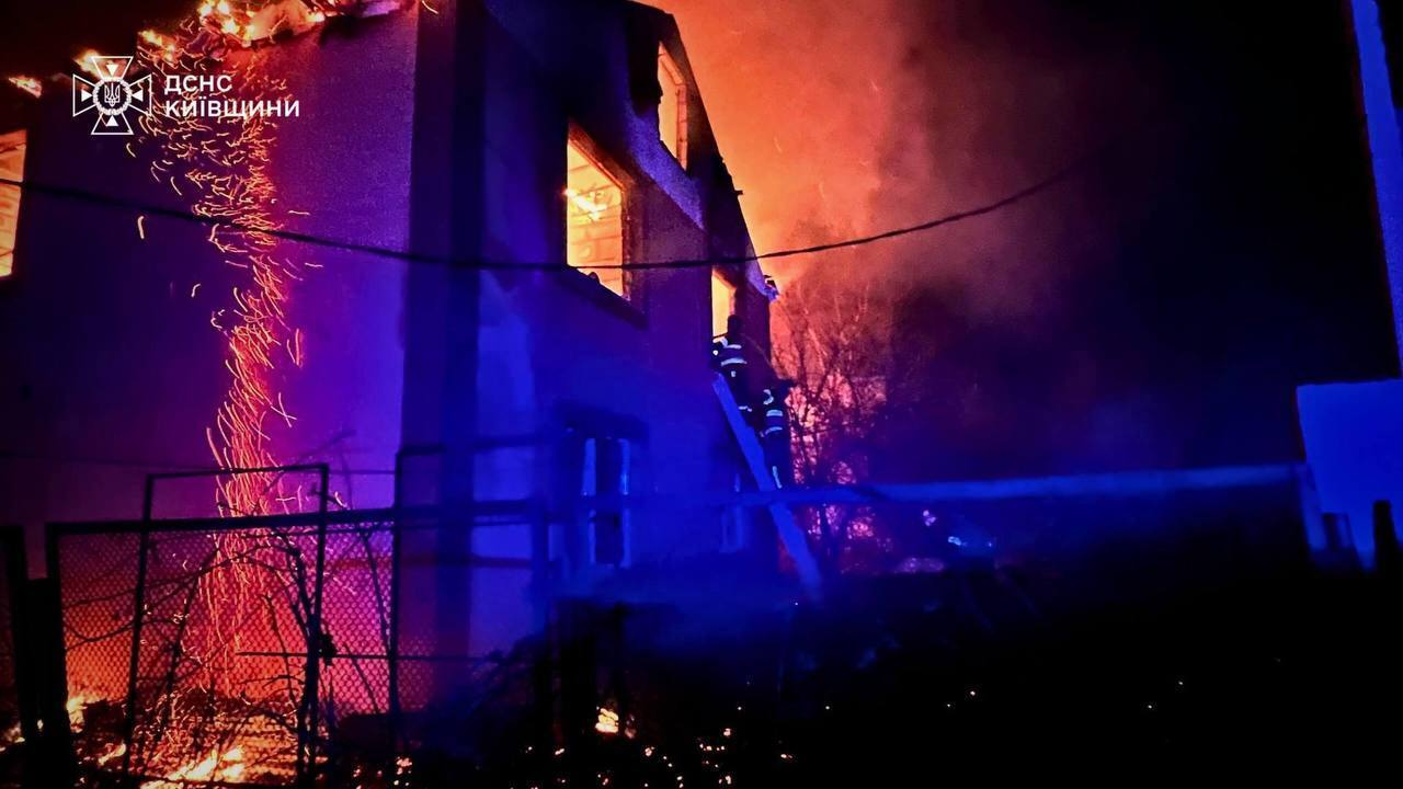 Одного з постраждалих дістали з-під завалів: у ДСНС показали наслідки атаки РФ на Київщину. Фото та відео