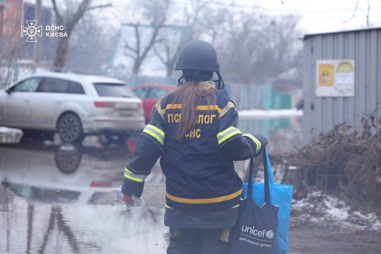 Є загиблі, десятки поранених: у МВС розповіли подробиці про наслідки російської атаки по Києву та області. Фото та відео