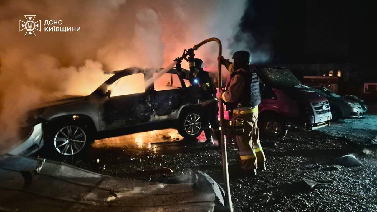 Одного з постраждалих дістали з-під завалів: у ДСНС показали наслідки атаки РФ на Київщину. Фото та відео