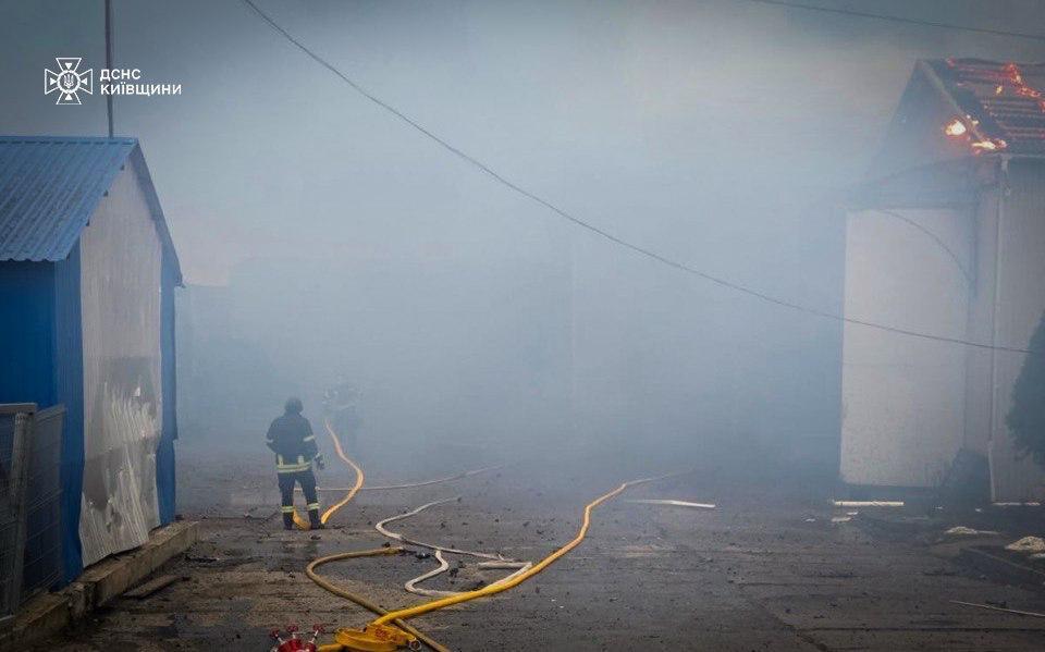 На Київщині Росія вбила жінку, 14 постраждалих: є пошкодження. Фото та відео