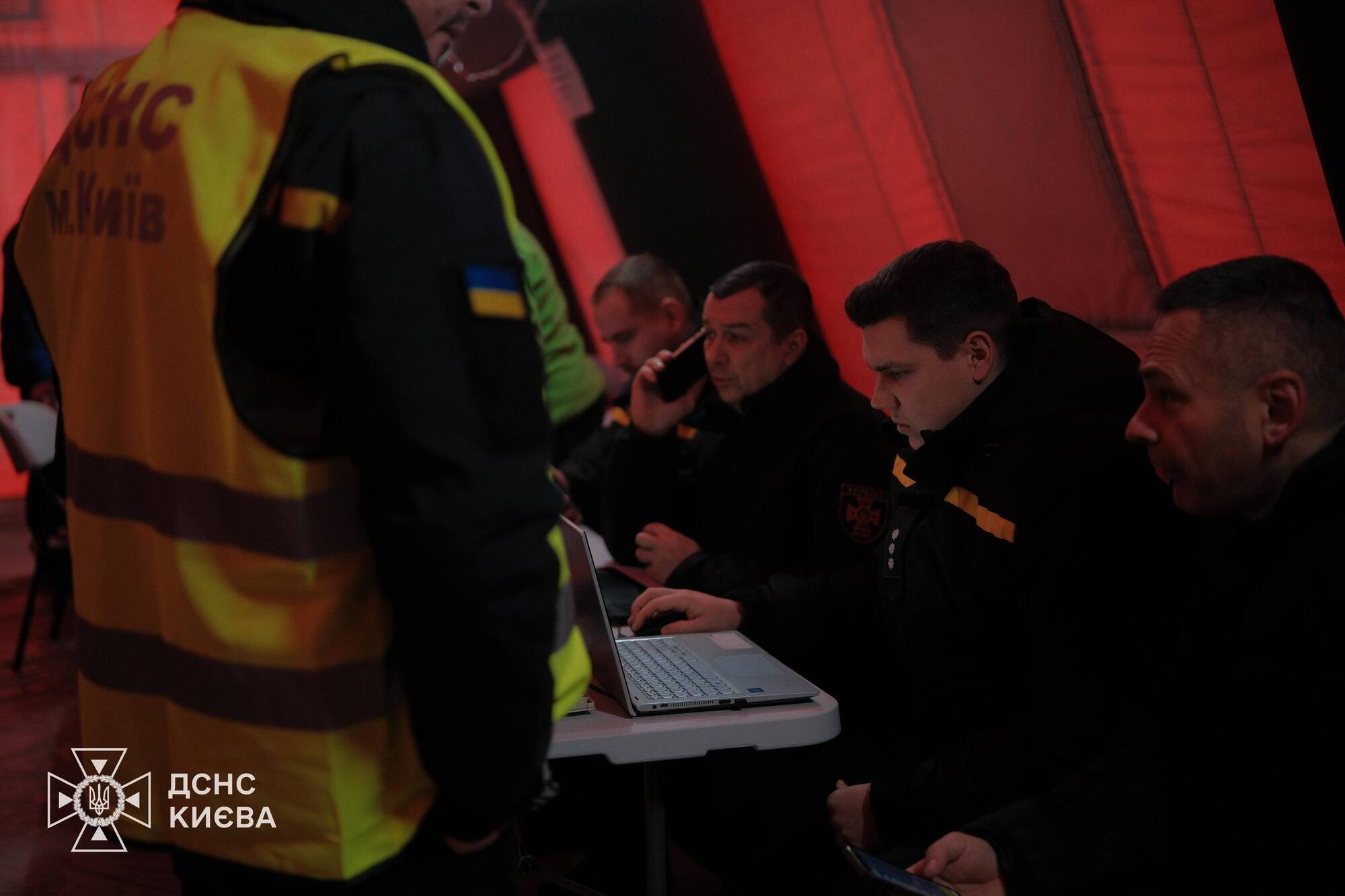 Є загиблі, десятки поранених: у МВС розповіли подробиці про наслідки російської атаки по Києву та області. Фото та відео